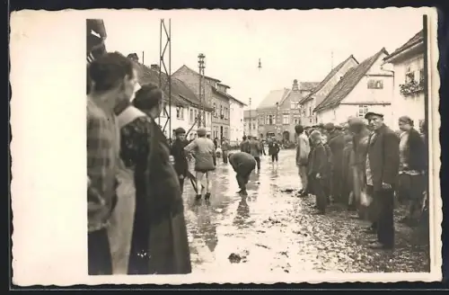 Foto-AK Schlotheim, Notter-Hochwasser 1926, Blick in eine überflutete Strasse