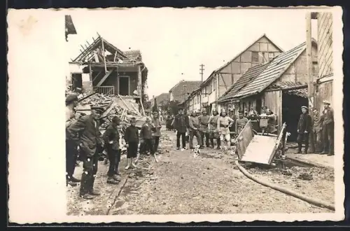 Foto-AK Schlotheim, Notter-Hochwasser 1926, Männer der Feuerwehr in einer Strasse