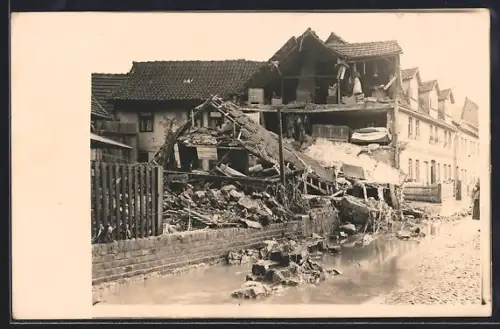 Foto-AK Schlotheim, Notter-Hochwasser 1926, Teils zerstörtes Haus in einer überfluteten Strasse