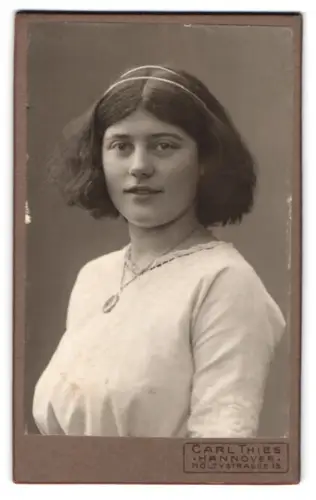 Fotografie Carl Thies, Hannover, Höltystrasse 15, Susi im Porträt 1912