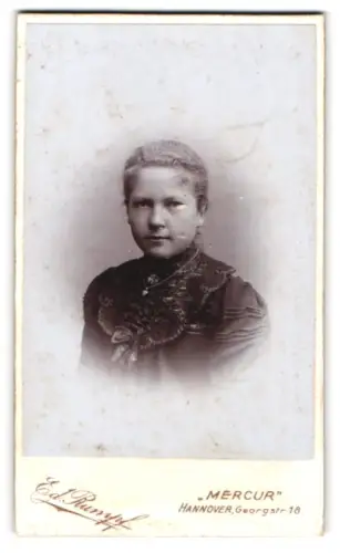 Fotografie Ed. Rumpf, Hannover, Georgstr. 18, Marie Wachenhagen, geb. Plato, im Porträt