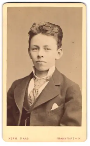Fotografie Herm. Maas, Frankfurt a. M., Brönner Strasse 18, Richard H. im Anzug