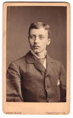 Fotografie Herm. Maas, Frankfurt a. M., Brönnerstrasse 26, Portrait eines jungen Mannes