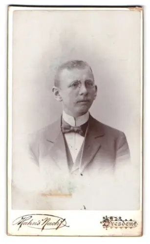 Fotografie Hahn`s Nachfl., Dresden, Ferdinandstrasse 11, Rudolph Walther mit Brille