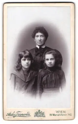 Fotografie Atelier Fernande, Wien, Mariahilferstrasse 142, Marie Köberl mit ihren Kindern Justina und Franz im Aug. 1900
