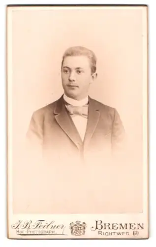 Fotografie J. B. Feilner, Bremen, Richtweg 6b, Portrait eines jungen Mannes 1892