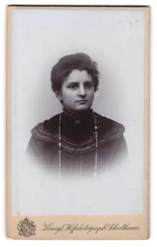 Fotografie Erich Scheithauer, Zwickau, Äussere Plauensche Strasse. 24, Pete im Porträt in dunklem Kleid