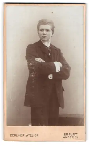Fotografie Berliner Atelier, Erfurt, Anger 21, Leopold Toll mit verschränkten Armen im Porträt