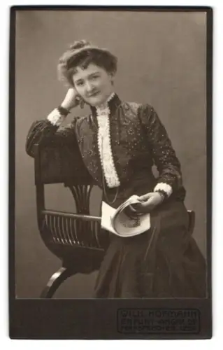 Fotografie Wilh. Hofmann, Erfurt, Anger 23, Marie Trautmann mit Zeitschrift auf Stuhl, gestorben Mai 1928