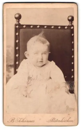 Fotografie B. Johannes, Partenkirchen, Annerl als Kleinkind auf elegantem Stuhl