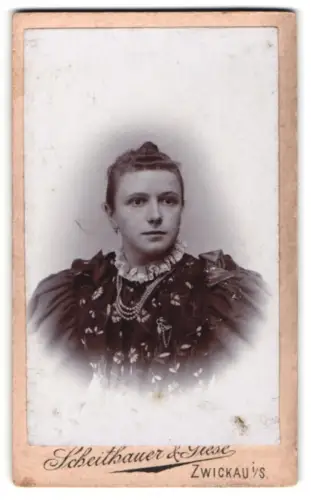 Fotografie Scheithauer & Giese, Zwickau, Aeussere Plauensche Str. 24, Porträt einer jungen Frau