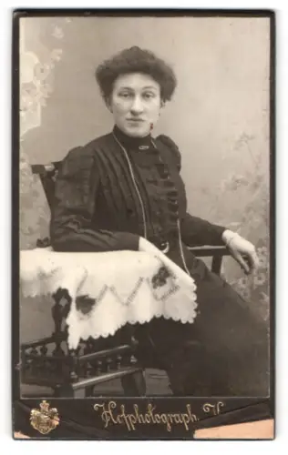 Fotografie Gebr. Koenig, Altenburg, Ernststrasse 14, Frieda Herrman auf elegantem Stuhl