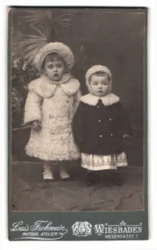 Fotografie Louis Frohwein, Wiesbaden, Webergasse 2, Zwei Kinder in Winterkleidung
