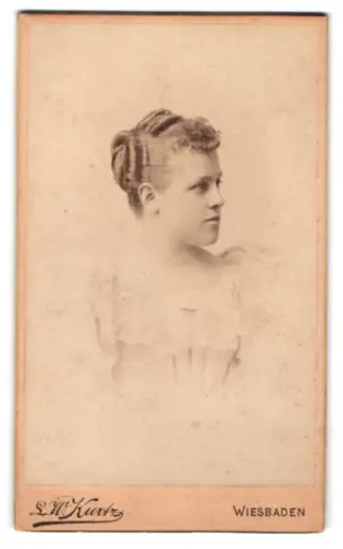 Fotografie L. W. Kurtz, Wiesbaden, Friedrichstrasse 4, Hermine im Porträt 1895