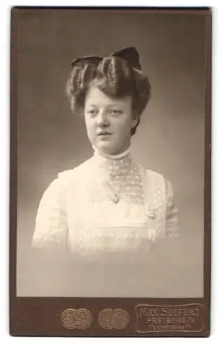 Fotografie Max Seifert, Freiberg, Poststrasse 11, Johanne mit Schleife im Haar