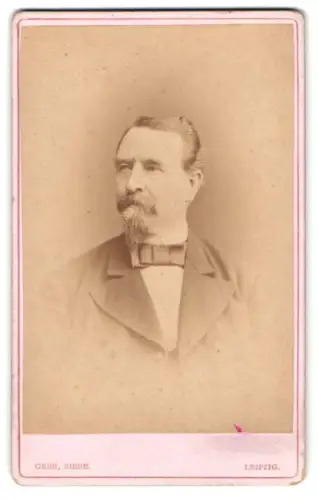 Fotografie Gebr. Siebe, Leipzig, Hôtel Stadt Dresden, Porträt eines Mannes mit Bart