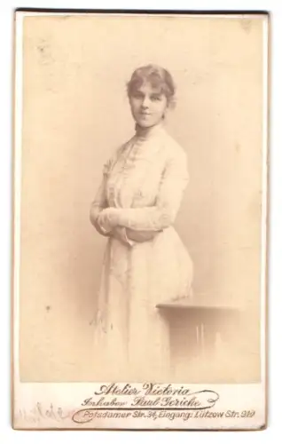 Fotografie Atelier Victoria, Berlin, Potsdamer Strasse 34, Junge Frau in elegantem Kleid