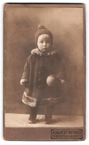 Fotografie Adalbert Werner, München, Elisenstr. 7, Kind in Winterkleidung 1921