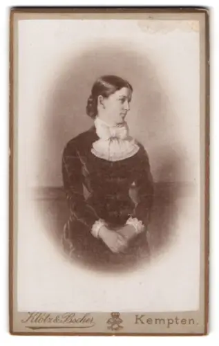 Fotografie Klotz & Bscher, Kempten, Johanna in elegantem Kleid