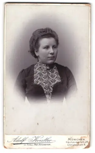 Fotografie Adolf Koestler, München, Neuhauserstr. 29, Beschen Hiller im Porträt 1903