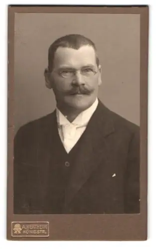 Fotografie A. Wertheim, Berlin, Königsstrasse, Josef im Porträt mit Brille