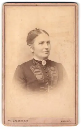 Fotografie Th. Molsberger, Arolsen, Frau Molsberger in dunklem Kleid