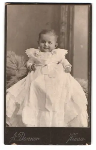Fotografie A. Donner, Riesa, Irene als kleines Kind im weissen Kleid