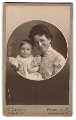 Fotografie C. Clare, Freiburg i. B., Holzmarktplatz 10, Erika Wittemann und Mutter W. zusammen im Porträt