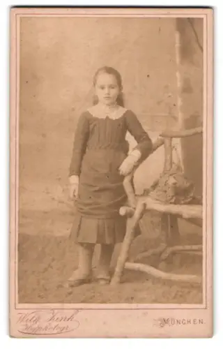 Fotografie Wilhelm Zink, München, Luitpoldstr. 9, Mädchen in dunklem Kleid