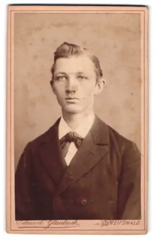 Fotografie Eduard Glaubach, Greifswald, Lange Strasse 4, Porträt eines jungen Mannes