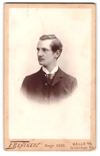 Fotografie F. Benckert, Halle a. S., Gr. Ulrichstr. 28, Porträt eines jungen Mannes