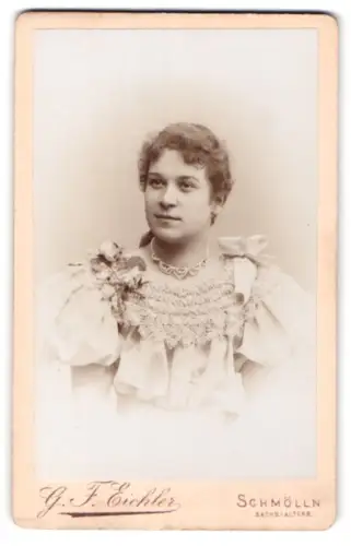 Fotografie G. F. Eichler, Schmölln, Junge Dame im Rüschenkleid