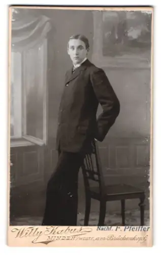 Fotografie Willy Kabus, Minden i. Westf., Am Brückenkopf, Porträt eines jungen Mannes