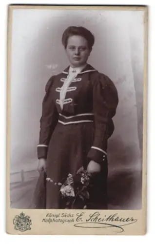 Fotografie E. Scheithauer, Zwickau i. Sa., Innere Plauensche Strasse. 20, Porträt einer Frau mit Blumen