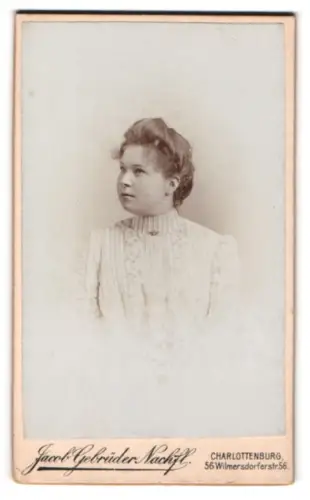 Fotografie Jacob Gebrüder Nachf., Charlottenburg, Wilmersdorferstr. 56, Porträt einer jungen Frau