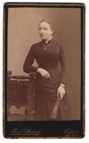 Fotografie Paul Strnad, Erfurt, Anger 43, Porträt einer Frau mit Fächer