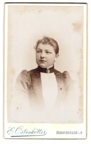 Fotografie E. Ostenkötter, Hirschfelde i. S., Elsbeth Michel im hochgeschlossenen Kleid