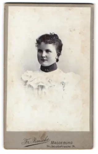 Fotografie Fr. Boesche, Magdeburg, Jacobstrasse 14, Emilie im hochgeschlossenen Kleid