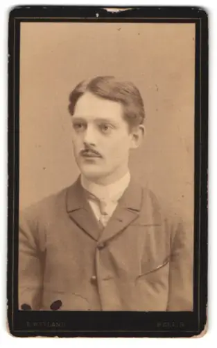 Fotografie E. Weyland, Berlin, Behren Strasse. 26, Porträt eines jungen Mannes