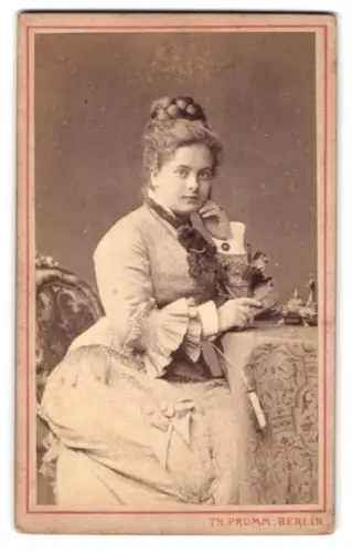 Fotografie Th. Prümm, Berlin, Linden 51, Frau Uhlig mit hochgestecktem Haar