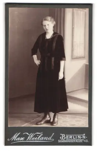 Fotografie Max Weiland, Berlin, Schönhauser Allee 49, Gertrud Wolf im eleganten Kleid 1919