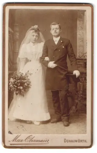 Fotografie Max Obermaier, Donauwörth, Hochzeitspaar Joh. B. Huldenegger und seine Frau Julie