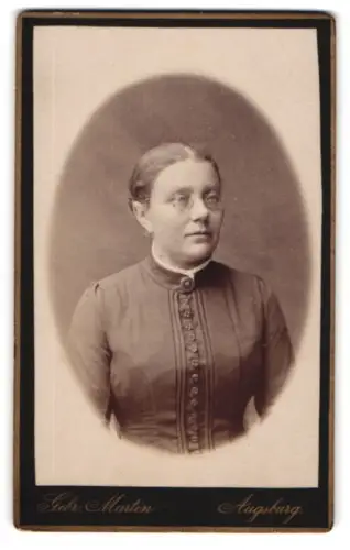 Fotografie Gebr. Martin, Augsburg, Bahnhofstrasse, Babette Hahn im Porträt mit Brille