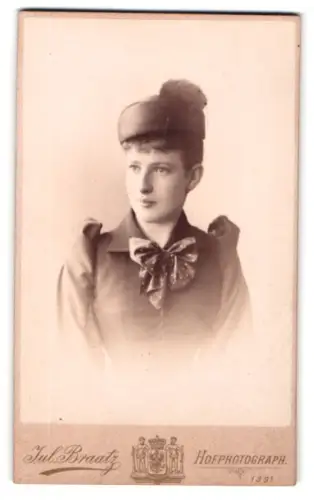 Fotografie Jul. Braatz, Berlin, Leipzigerstr. 140, Portrait einer Dame mit Hut