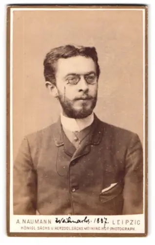 Fotografie A. Naumann, Leipzig, Dorotheenstrasse, Porträt eines Mannes mit Brille 1887