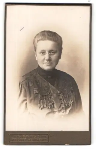 Fotografie A. Kahle, Pulsnitz, Wettinplatz, Elisabeth B., geb. Schieblich ca. 1905