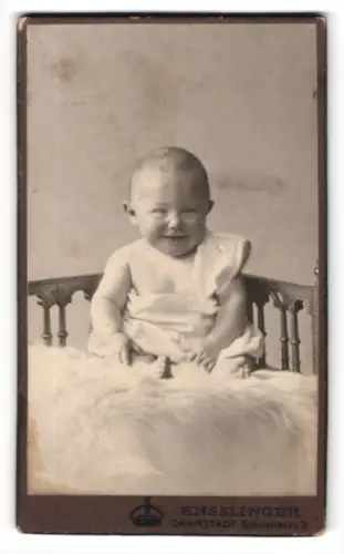 Fotografie Ensslinger, Darmstadt, Schulstrasse 3, Kleinkind auf Fell sitzend