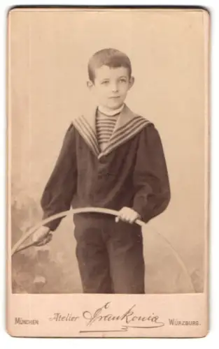 Fotografie Atelier Frankonia, München, Gärtnerplatz 4, Junge mit Reifen