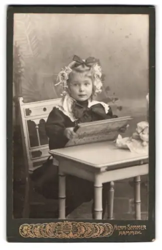 Fotografie Herm. Sommer, Hamm i. W., Bahnhofstr. 15, Mädchen mit Schleifen am Tisch