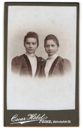 Fotografie Oscar Höbel, Peine, Bahnhofstrasse 19, Adolpfine und Abertiem Sehrader zusammen im Porträt